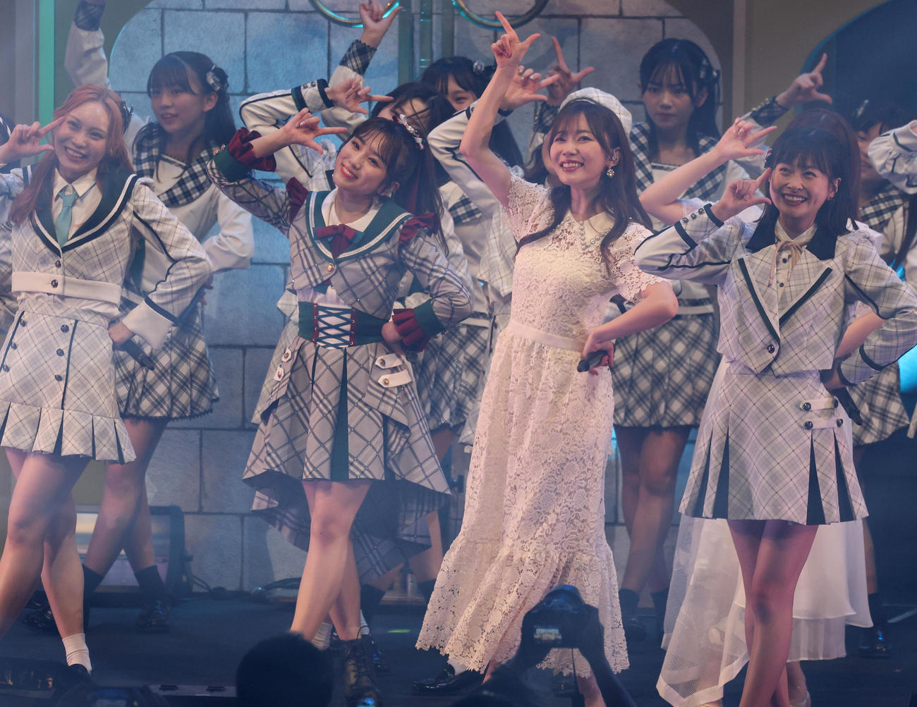 卒業コンサートで指原莉乃（右から2人目）とポーズを決める矢吹奈子（撮影・中島郁夫）