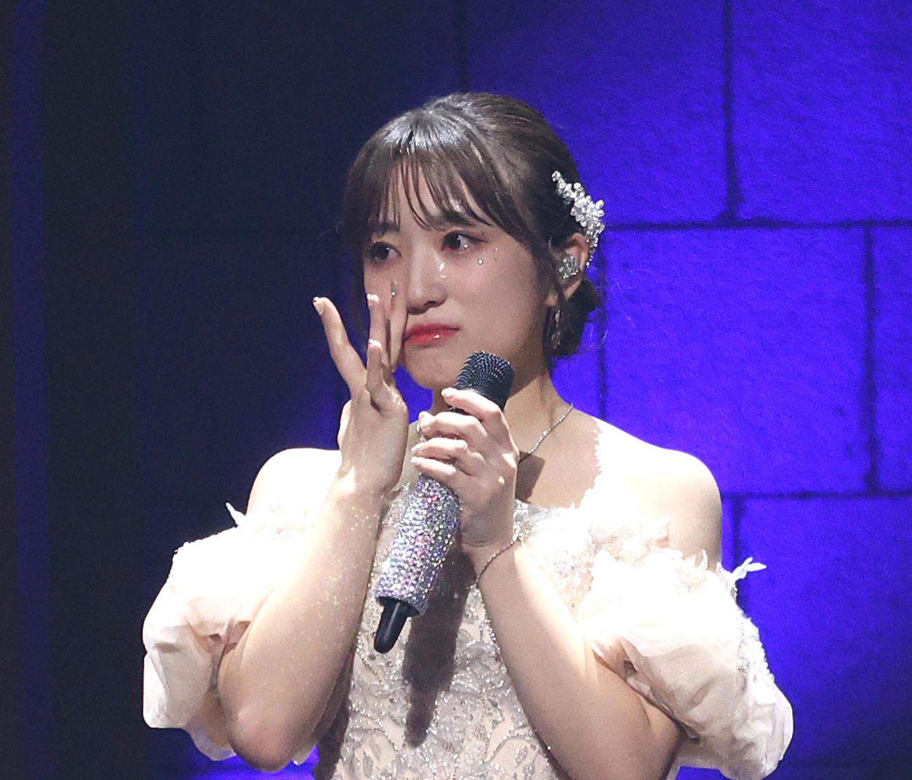 涙を流しあいさつする矢吹奈子（撮影・中島郁夫）