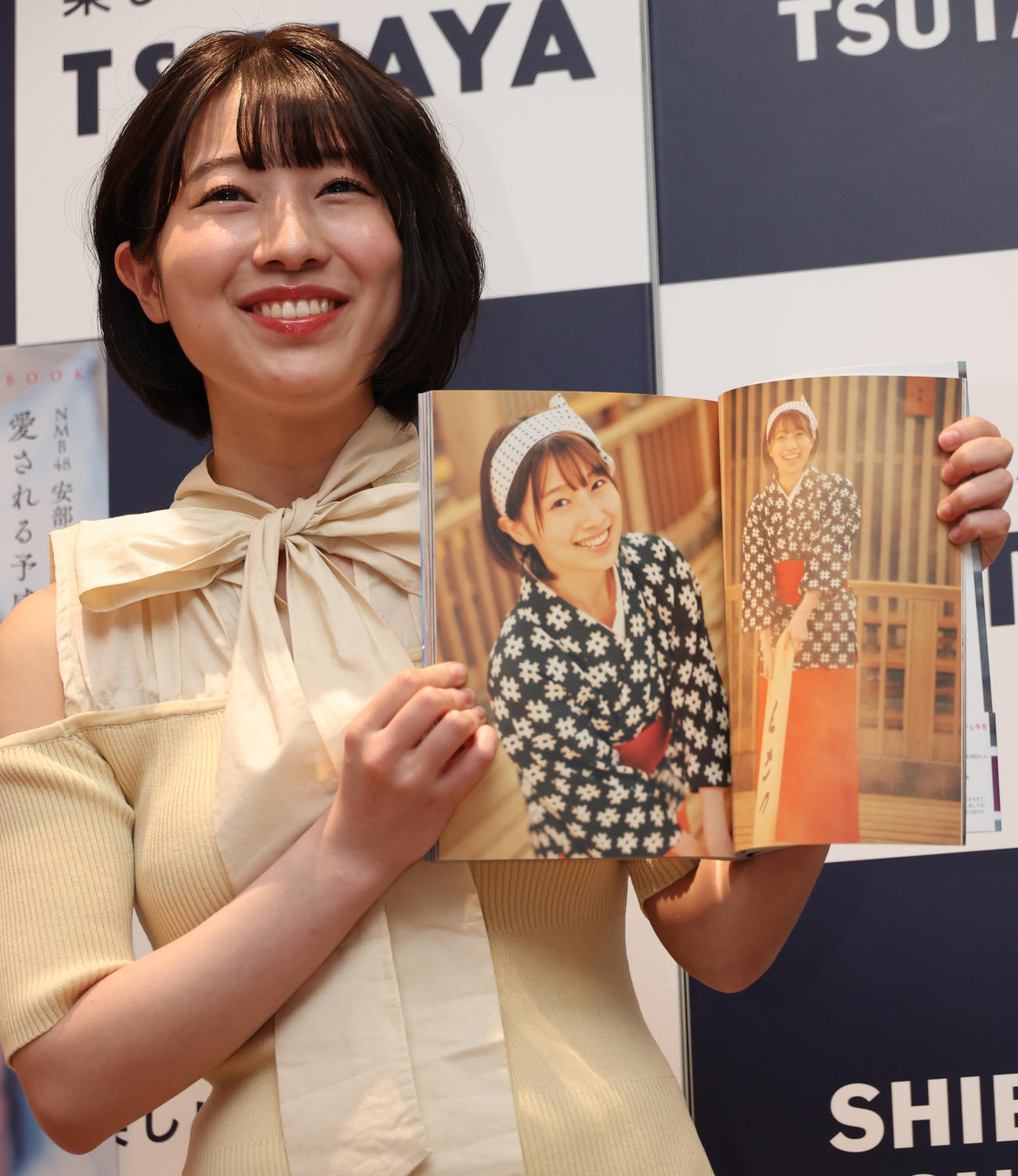 写真集発売記念イベントでお気に入りの写真を披露するNMB48安部若菜（撮影・中島郁夫）
