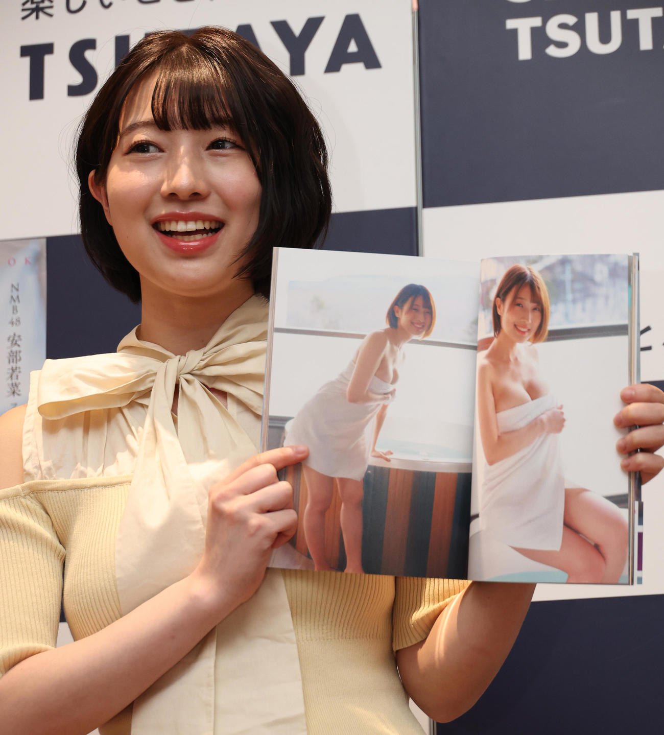 写真集発売記念イベントでお気に入りの写真を披露するNMB48安部若菜（撮影・中島郁夫）