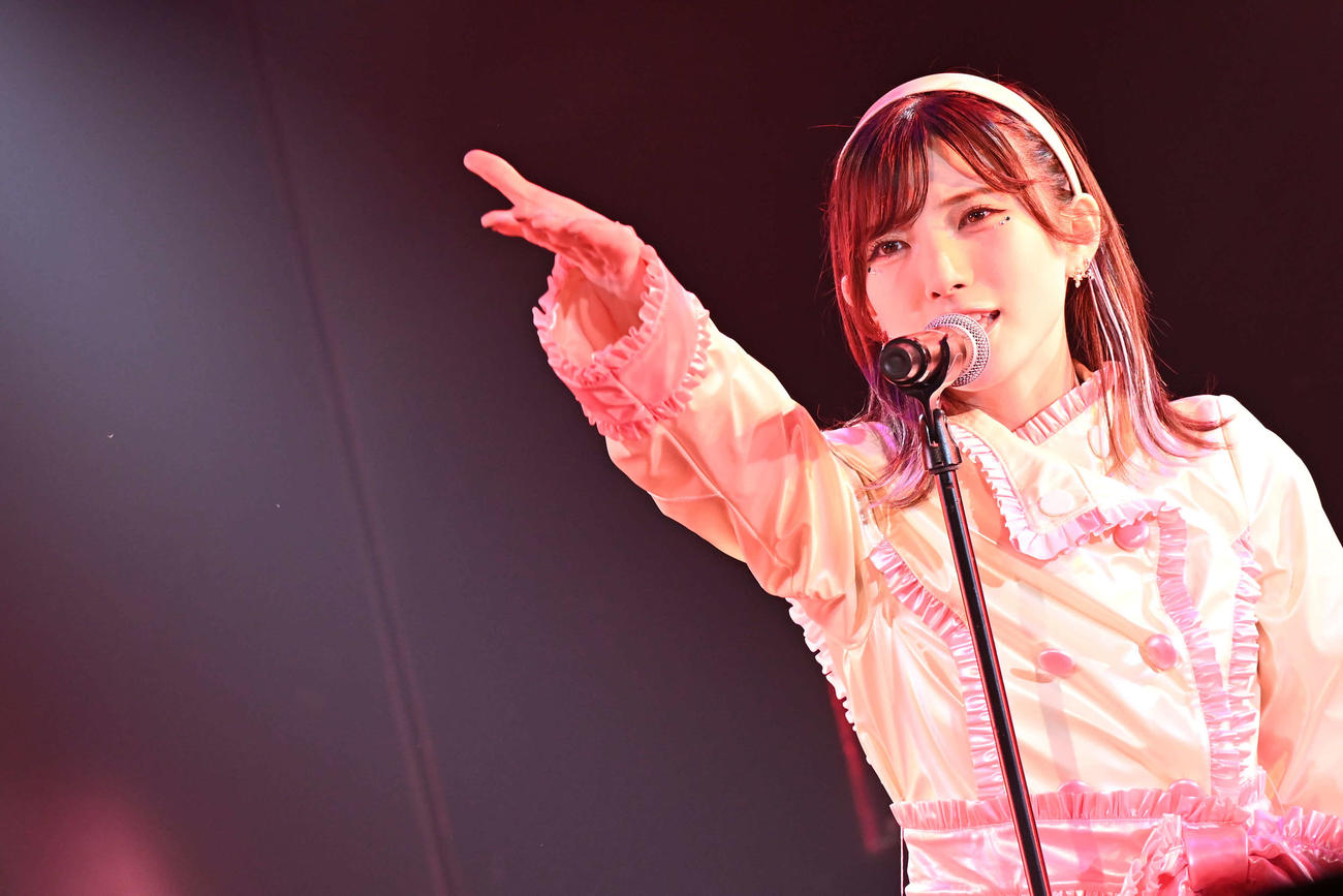 卒業公演で歌唱する岡田奈々（C）AKB48