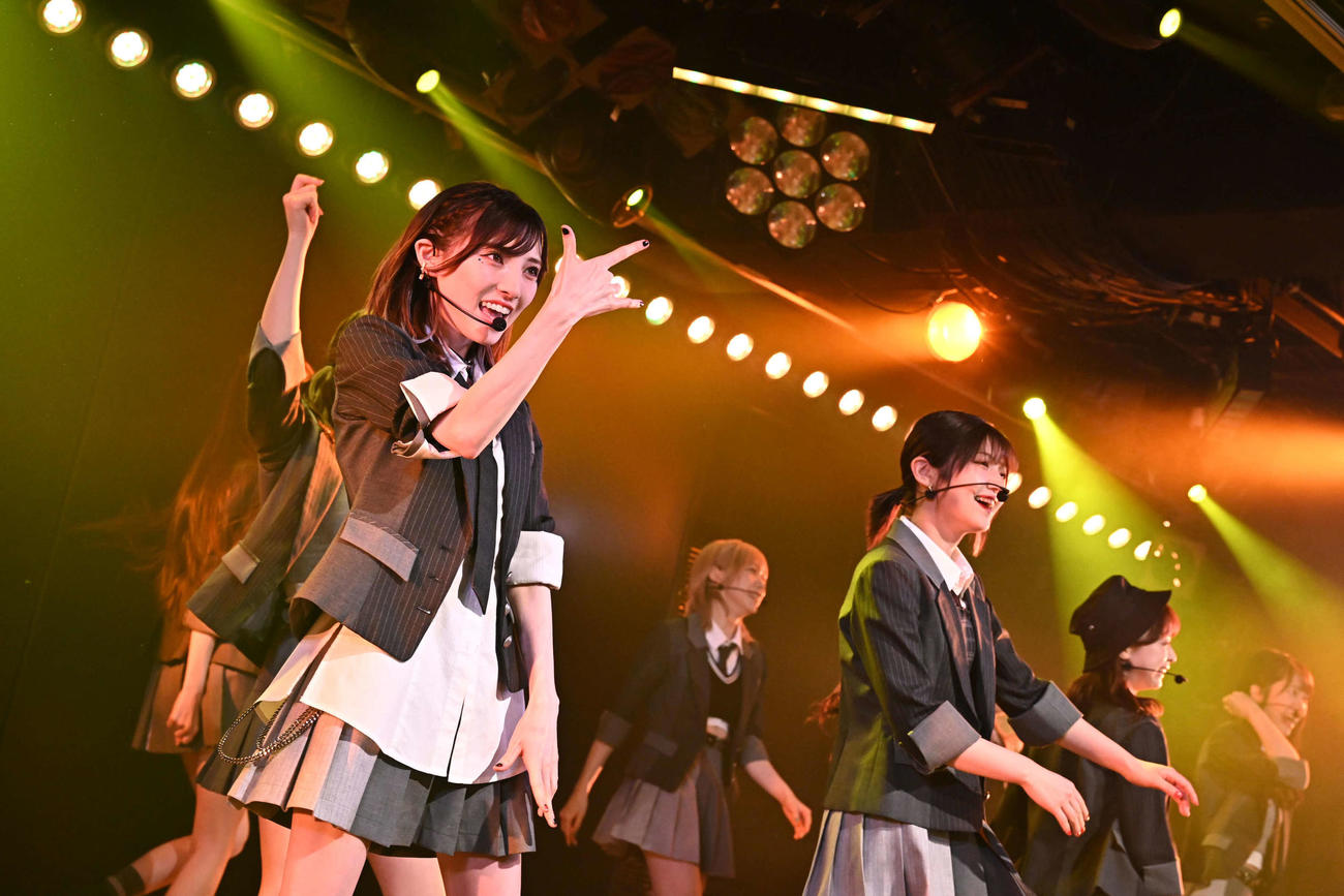 卒業公演で歌唱する岡田奈々（左）（C）AKB48