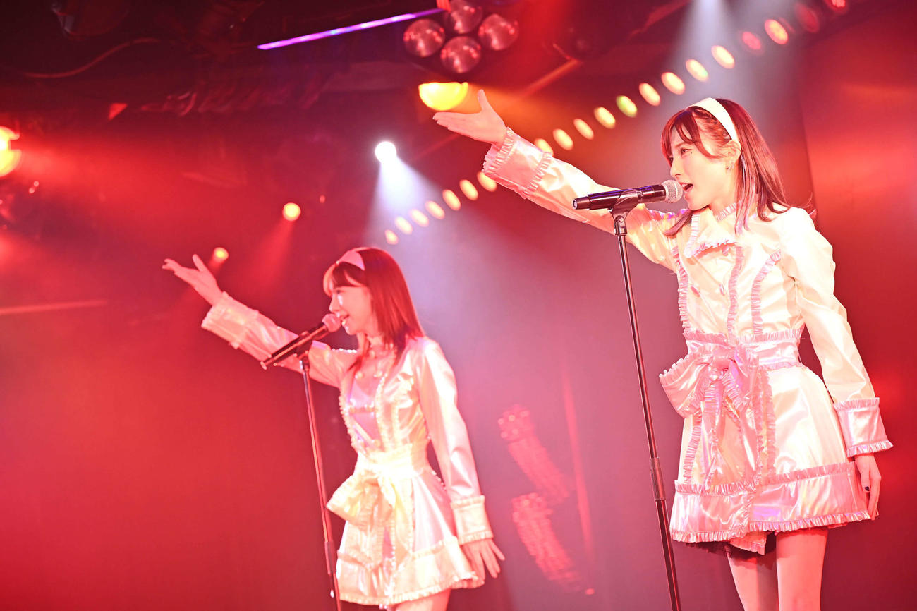 卒業公演で歌唱する岡田奈々（右）。左は柏木由紀（C）AKB48