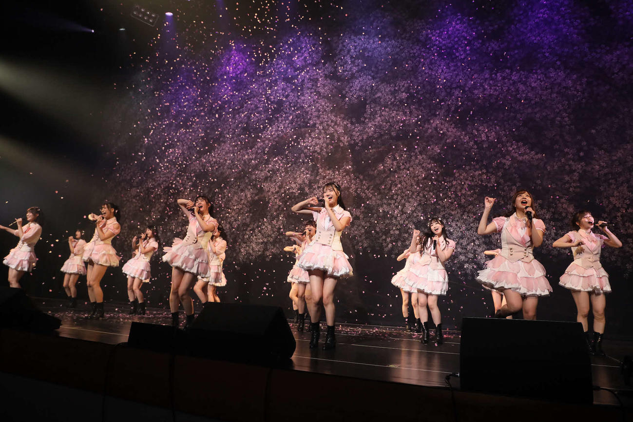 「SKE48　春のチームコンサート　2023」で歌唱するSKE48メンバー（C）2023 Zest，Inc.