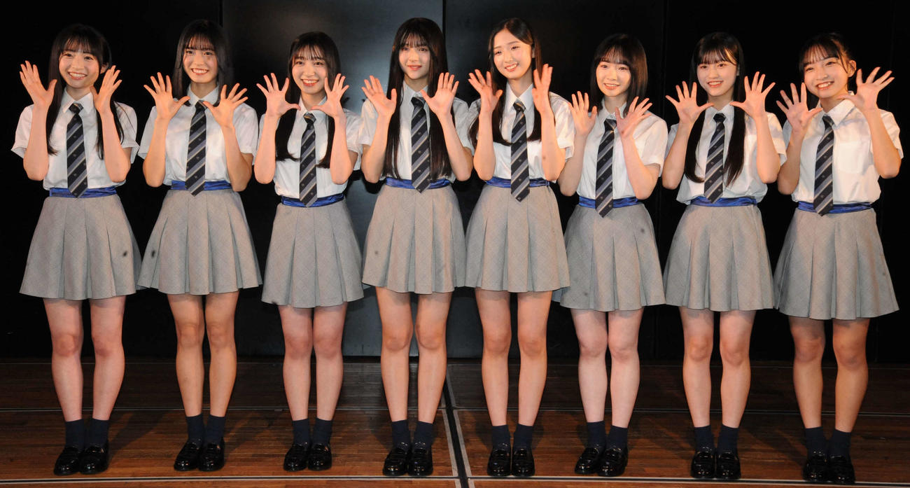 お披露目された、左からAKB48の18期生となる秋山由奈、新井彩永、工藤華純、久保姫菜乃、迫由芽実、成田香姫奈、八木愛月、山口結愛（撮影・松尾幸之介）