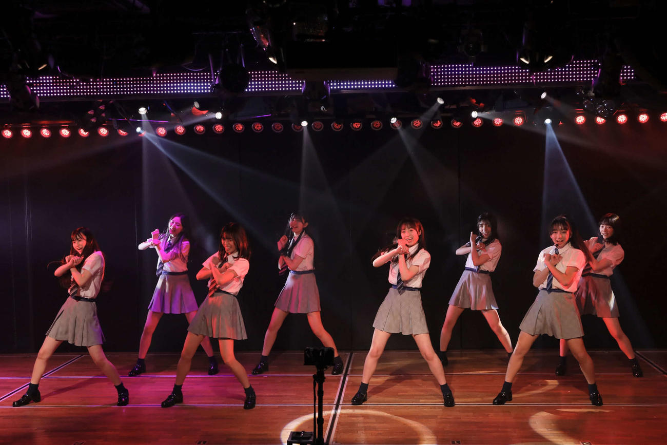 お披露目配信でパフォーマンスするAKB48の18期生（C）AKB48
