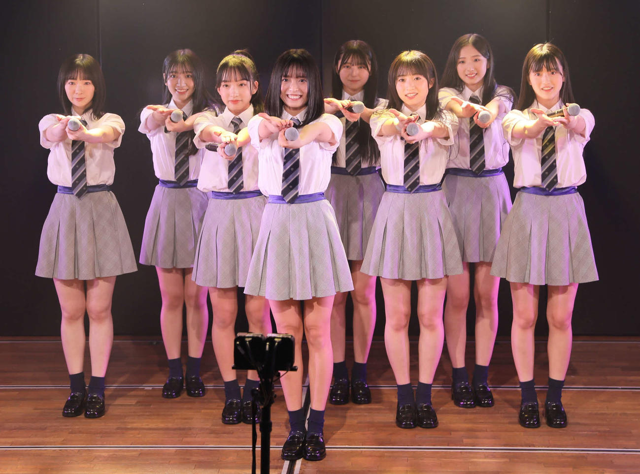 お披露目配信でパフォーマンスするAKB48の18期生（C）AKB48