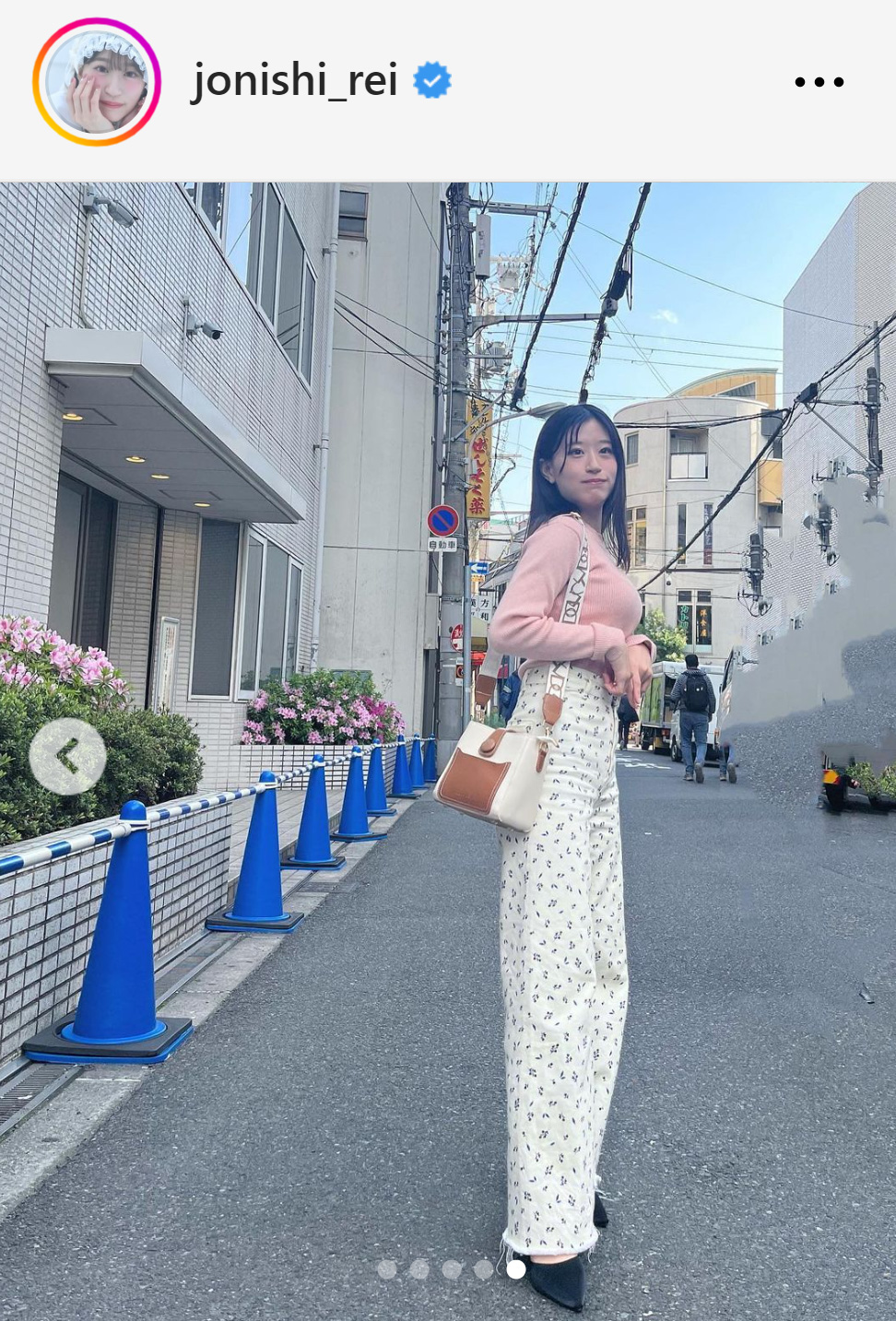 お気に入りのハイウエストのパンツ姿を披露した上西怜（上西怜のインスタグラムから）