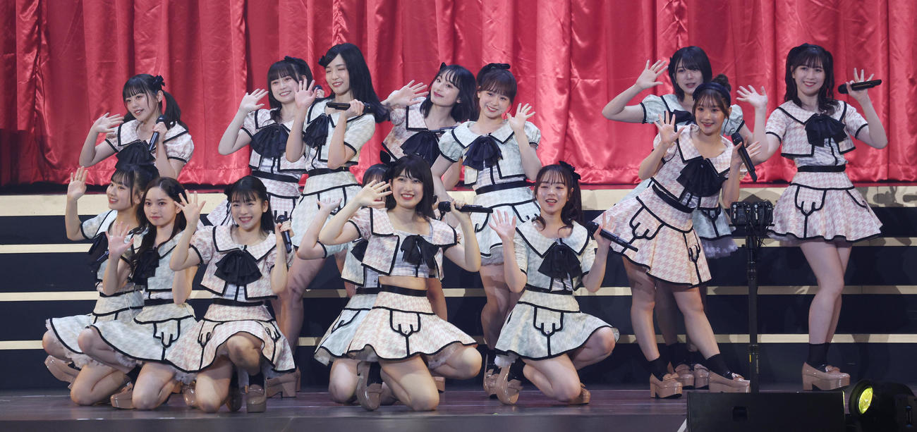 「春の総決算祭り　9年間のキセキ昼の部」で熱唱するAKB48チーム8西日本メンバー（撮影・中島郁夫）