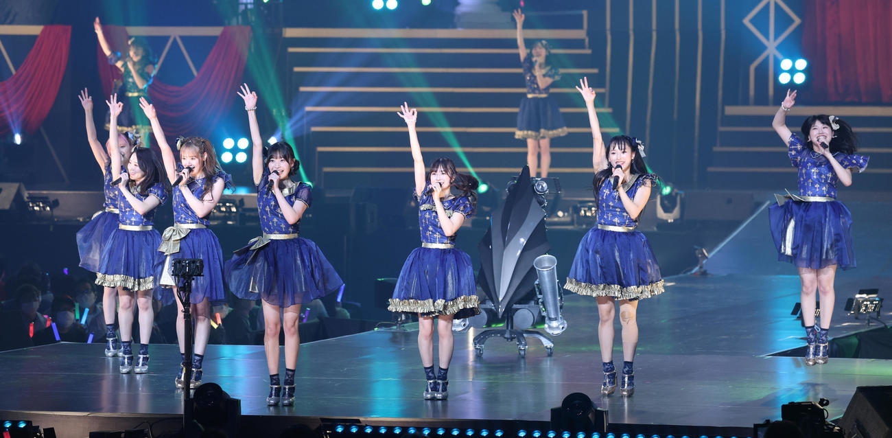 「春の総決算祭り　9年間のキセキ昼の部」で熱唱するAKB48チーム8東日本メンバー（撮影・中島郁夫）