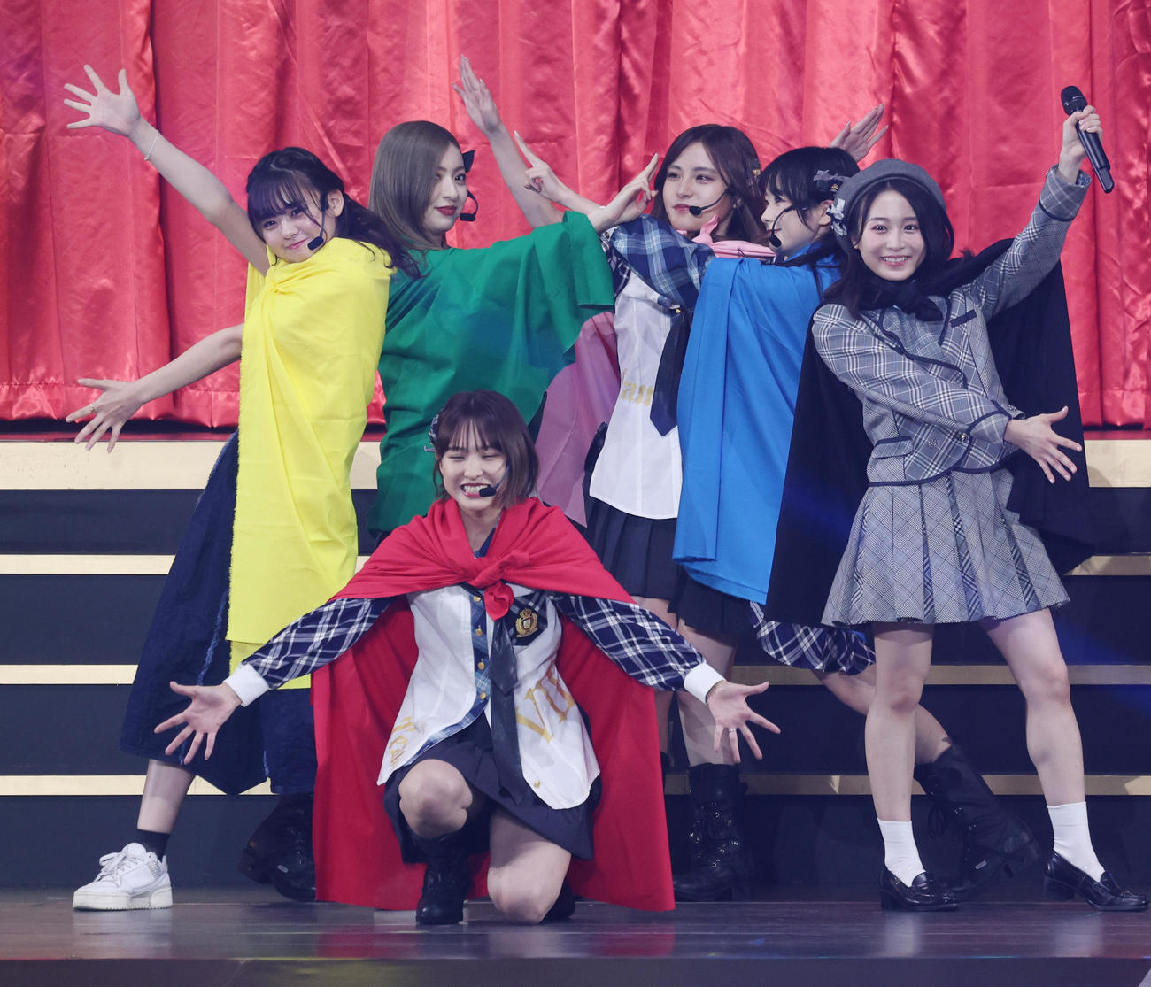 「春の総決算祭り　9年間のキセキ昼の部」に出演するAKB48チーム8のOGメンバーたち（撮影・中島郁夫）