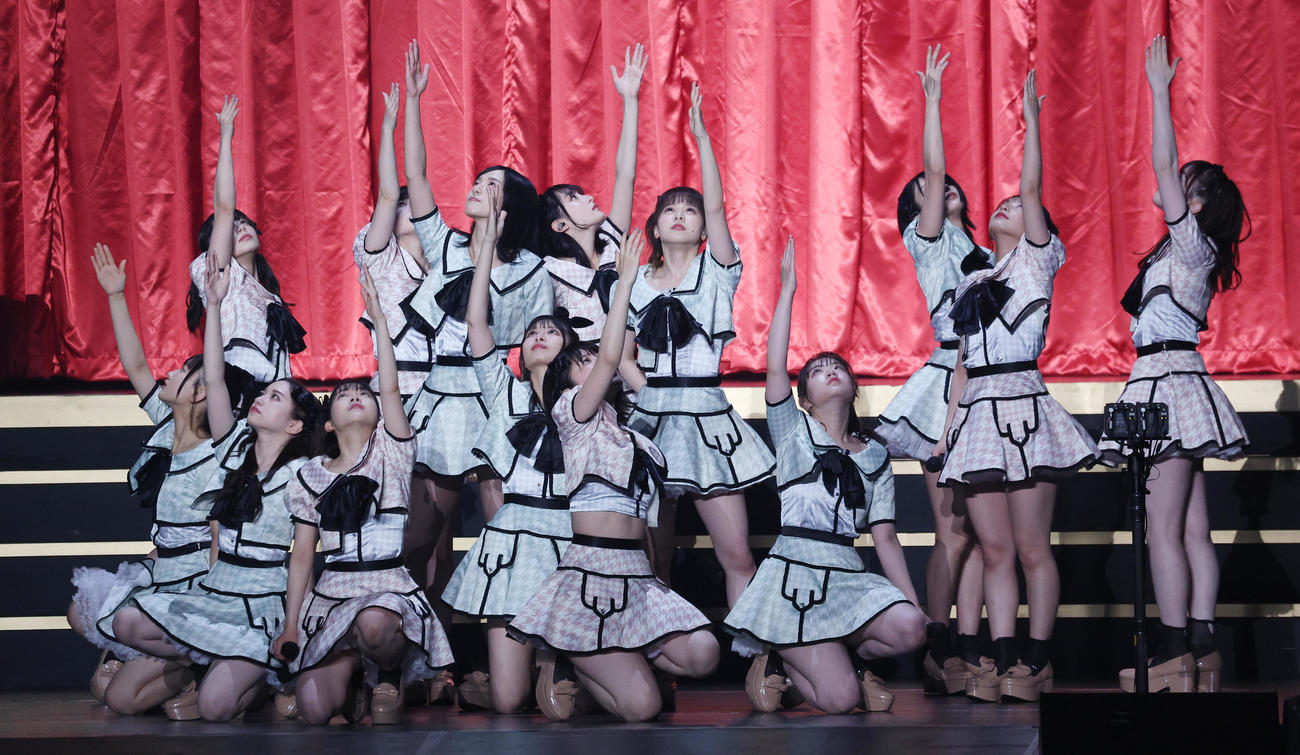 「春の総決算祭り　9年間のキセキ昼の部」で熱唱するAKB48チーム8西日本メンバー（撮影・中島郁夫）