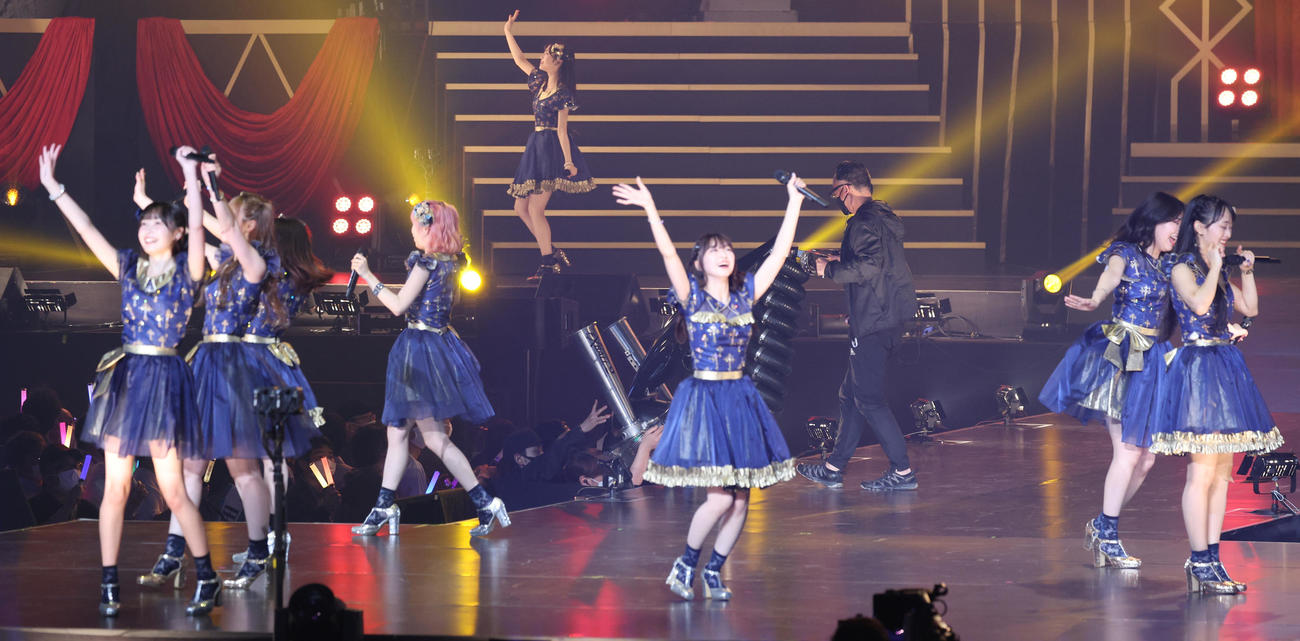 「春の総決算祭り　9年間のキセキ昼の部」で熱唱するAKB48チーム8東日本メンバー（撮影・中島郁夫）