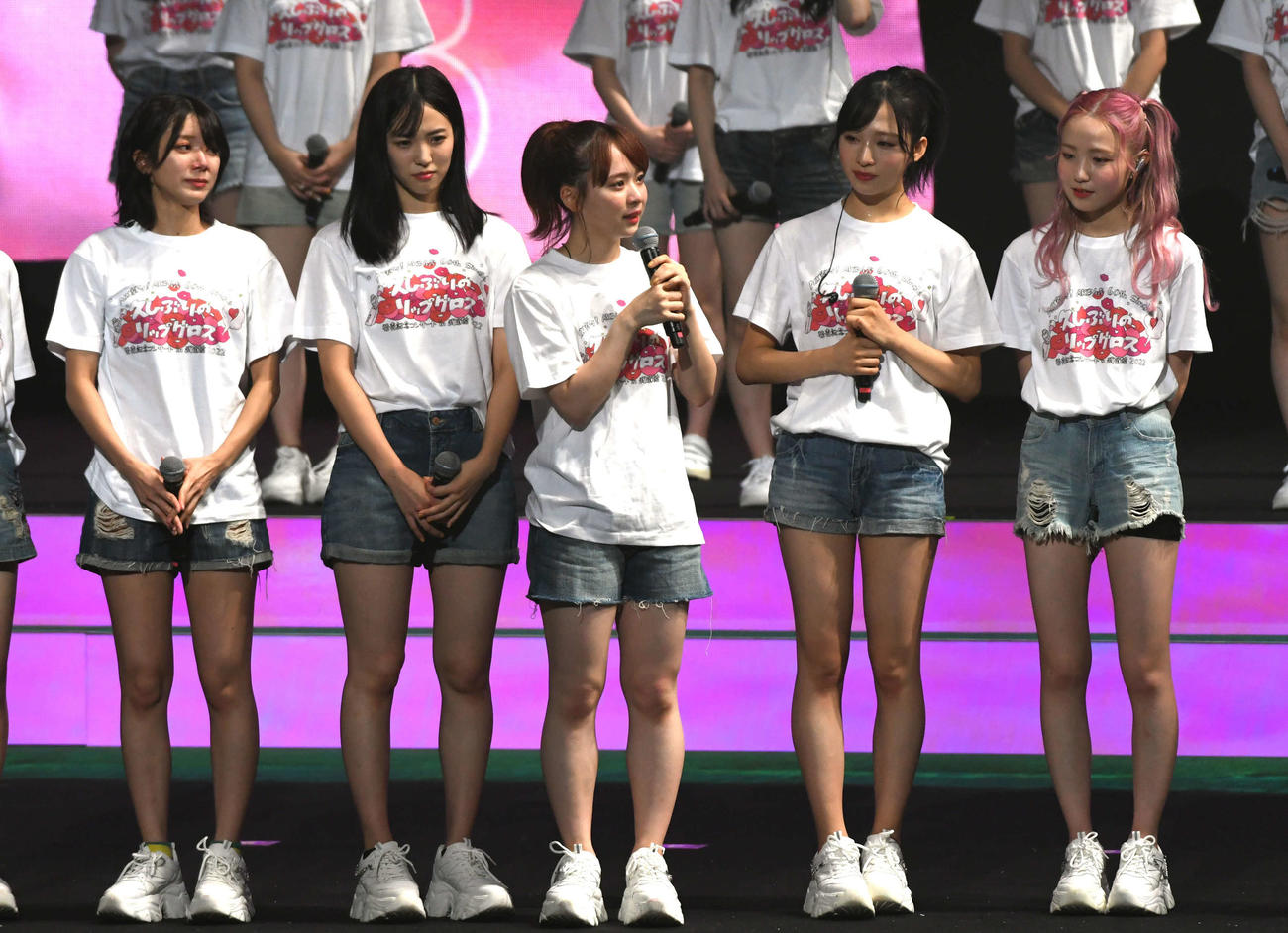 活動休止が発表されあいさつするチーム8の、左から大西桃香、下尾みう、倉野尾成美、小栗有以、本田仁美（2022年10月撮影）