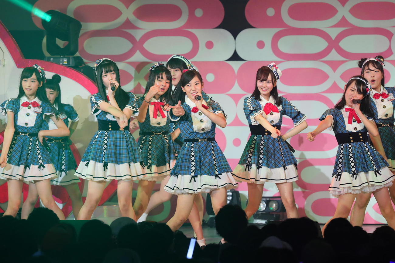 おやつPIT公演で元気に踊る下尾みう（中央）ら（2016年8月撮影）