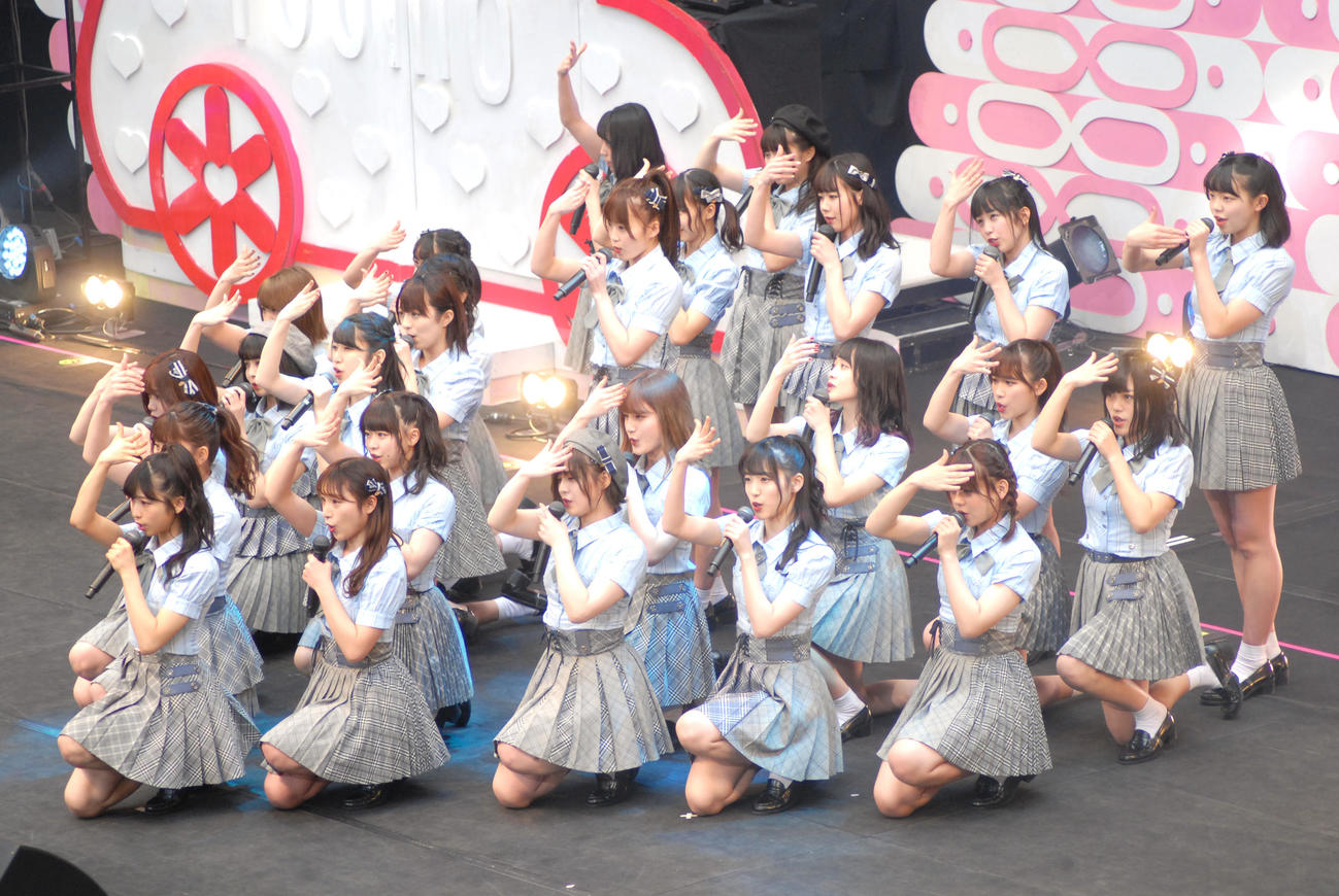 結成5周年記念コンサートで「初恋ドア」を披露するAKB48チーム8（2019年4月撮影）