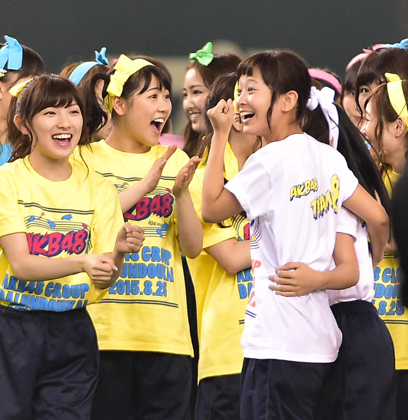 「第1回AKB48グループ対抗大運動会」で優勝したチーム8の太田奈緒暫定キャプテン（右）は笑顔を見せる（2015年8月撮影）