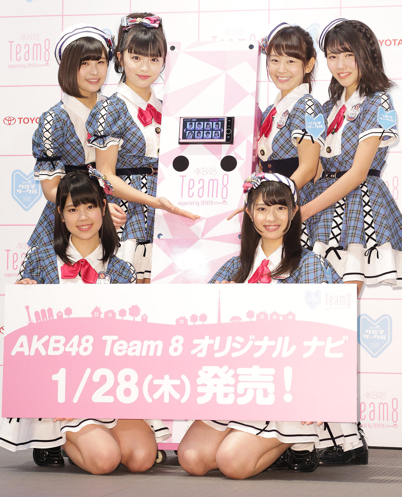 オリジナルカーナビを発表したAKB48チーム8。後列左から佐藤栞、佐藤七海、太田奈緒、舞木香純、前列左から吉川七瀬、行天優莉奈（2016年1月撮影）