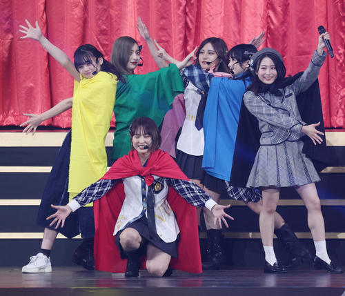 「春の総決算祭り　9年間のキセキ昼の部」に出演するAKB48チーム8のOGメンバーたち（撮影・中島郁夫）