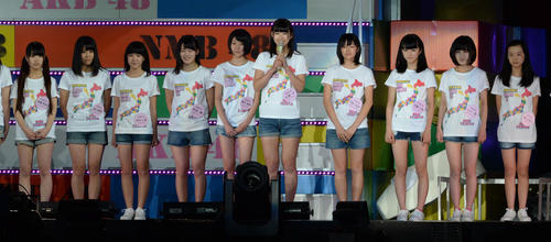 ファンに初お披露目されたAKB48チーム8（2014年4月撮影）