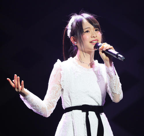 初のソロコンサートでしっとりと歌うチーム8の倉野尾成美（2017年1月撮影）