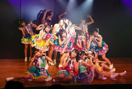 パワフルなステージを披露するAKB48チーム8（2017年9月撮影）