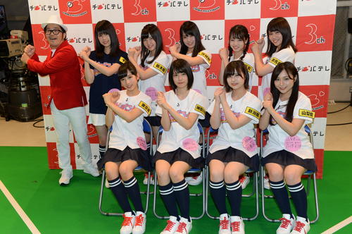 取材に応じた鈴木拓（後列左端）とAKB48チーム8メンバー。前列左から小栗有以、小田えりな、佐藤栞、左伴彩佳、後列左2人目から吉川七瀬、本田仁美、岡部麟、高橋彩音、清水麻璃亜（2017年9月撮影）