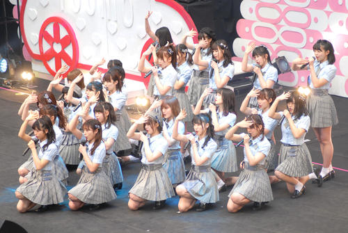 結成5周年記念コンサートで「初恋ドア」を披露するAKB48チーム8（2019年4月撮影）
