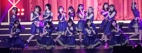 「春の総決算祭り　9年間のキセキ昼の部」で熱唱するAKB48チーム8東日本メンバー（撮影・中島郁夫）