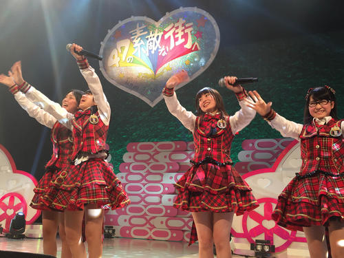 石川県小松市で初の全国ツアーをスタートさせたAKB48チーム8（2014年12月撮影）