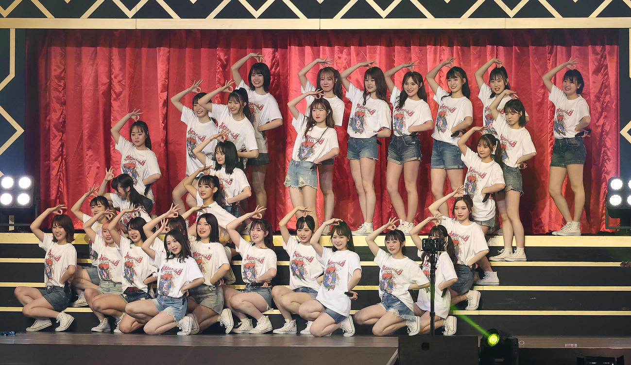 「春の総決算祭り　9年間のキセキ夜の部」フィナーレを迎えるAKB48チーム8（撮影・中島郁夫）