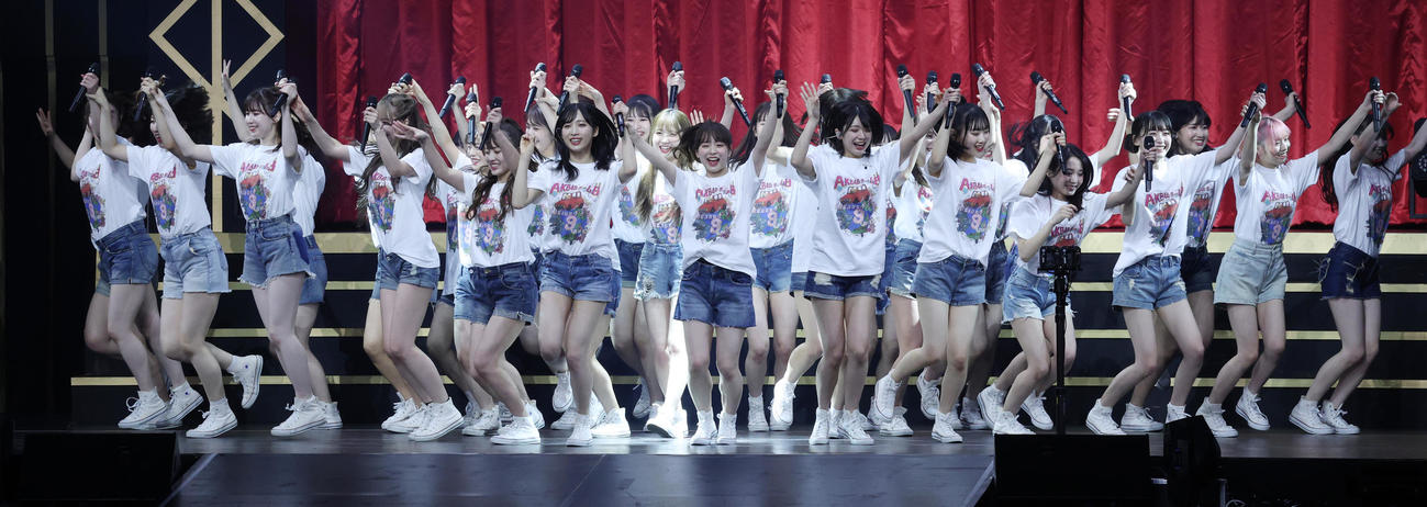 「春の総決算祭り　9年間のキセキ昼の部」で熱唱するAKB48チーム8（撮影・中島郁夫）