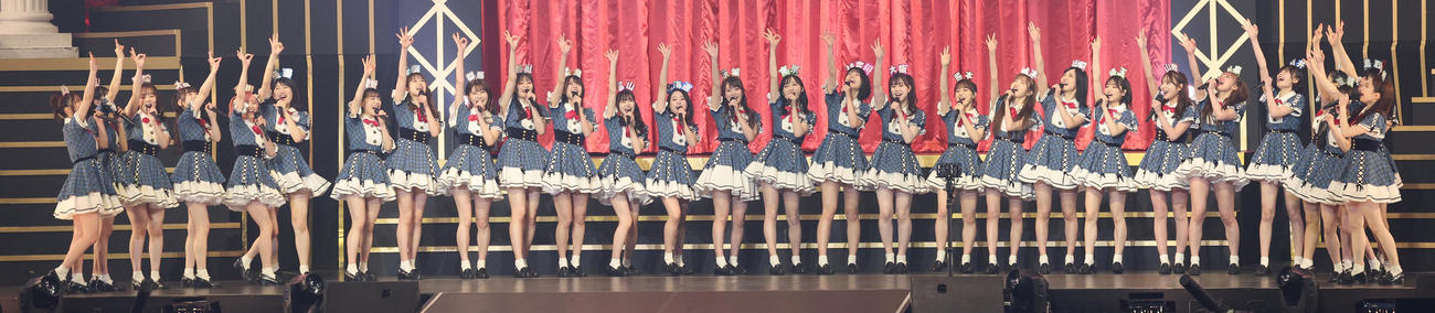 「春の総決算祭り　9年間のキセキ昼の部」で「47の素敵な街へ」を熱唱するAKB48チーム8（撮影・中島郁夫）