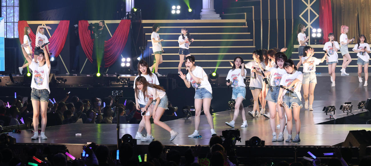 「春の総決算祭り　9年間のキセキ夜の部」フィナーレを迎えるAKB48チーム8（撮影・中島郁夫）