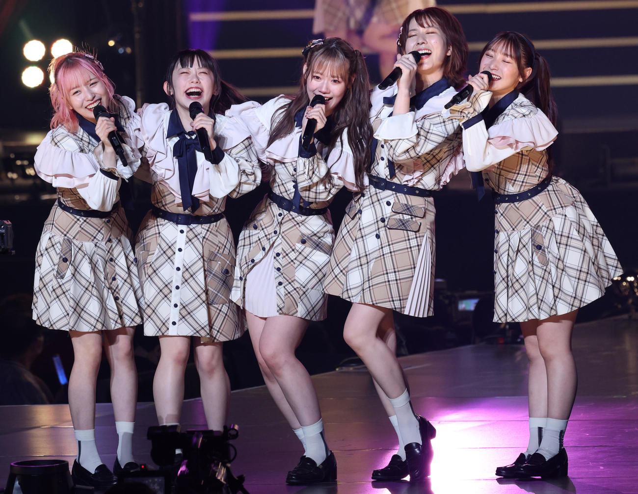 「春の総決算祭り　9年間のキセキ夜の部」で熱唱するAKB48チーム8を卒業する5人のメンバー（撮影・中島郁夫）