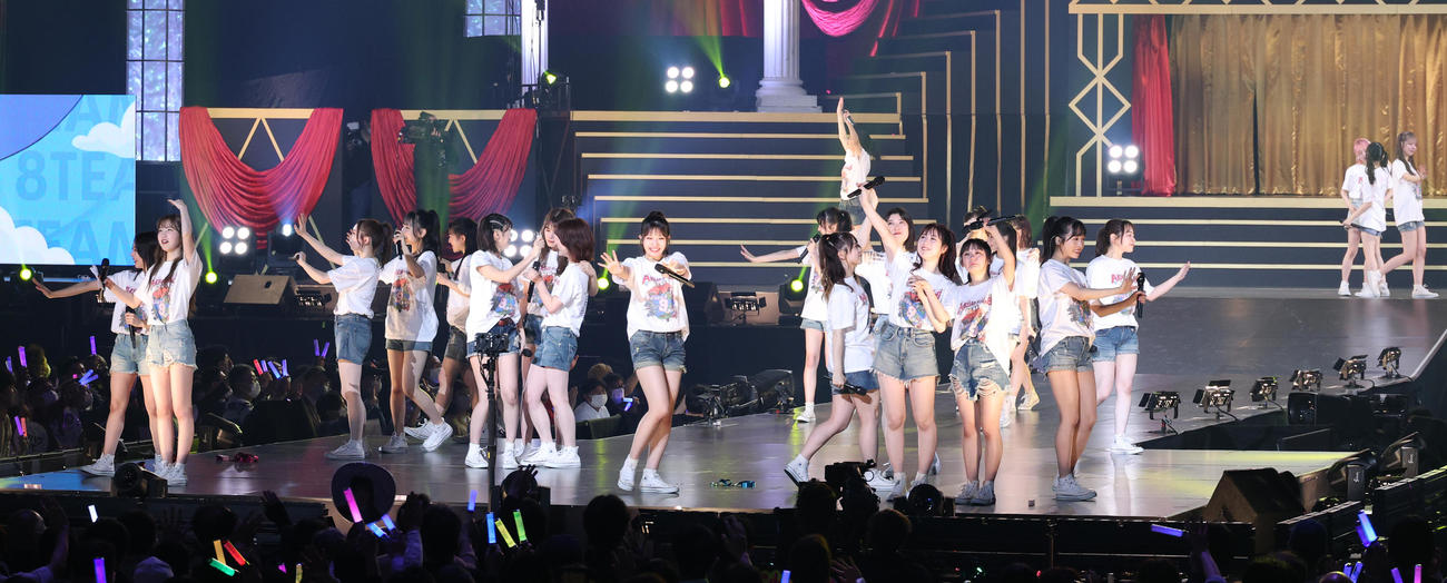 「春の総決算祭り　9年間のキセキ夜の部」フィナーレを迎えるAKB48チーム8（撮影・中島郁夫）