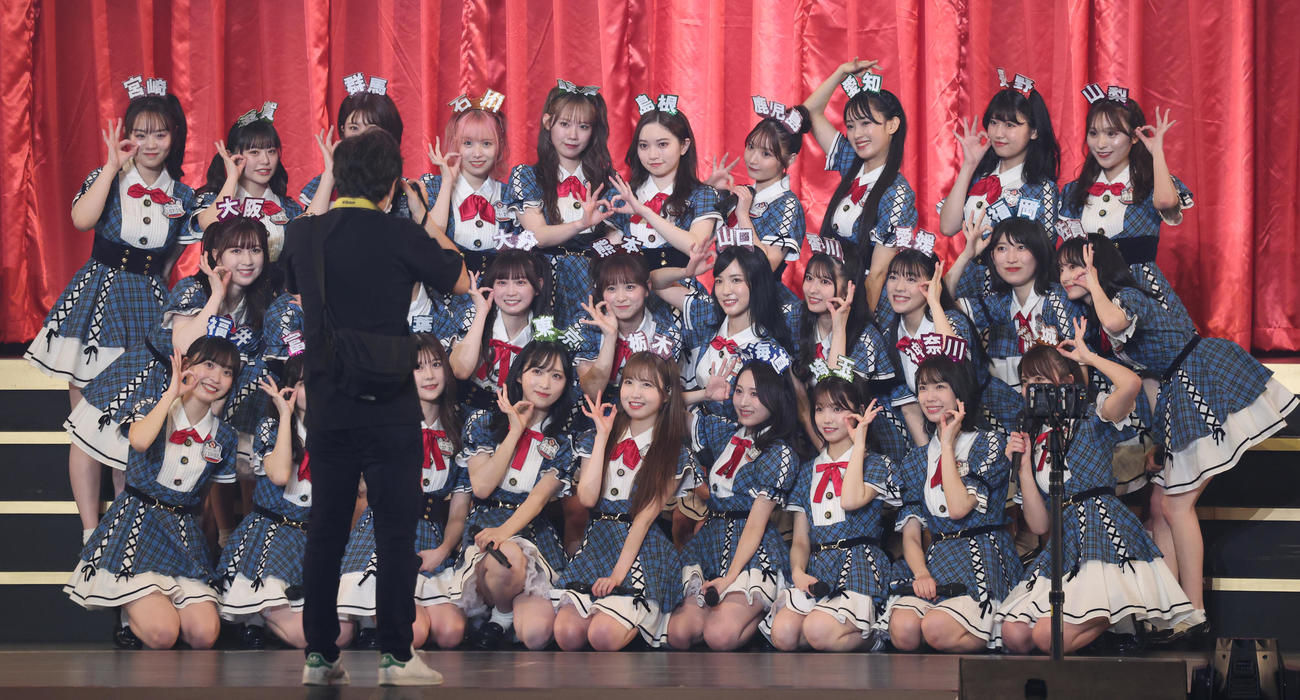 「春の総決算祭り　9年間のキセキ昼の部」で記念撮影するAKB48チーム8（撮影・中島郁夫）
