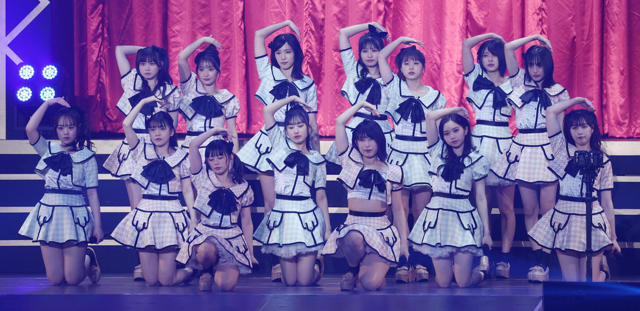 「春の総決算祭り　9年間のキセキ昼の部」で熱唱するAKB48チーム8西日本メンバー（撮影・中島郁夫）