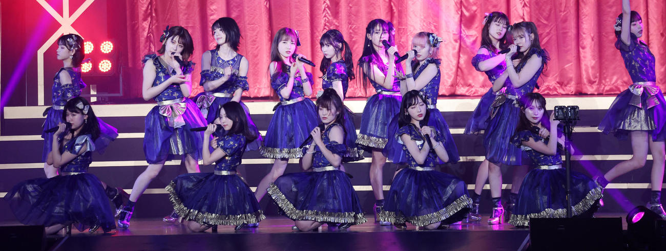 「春の総決算祭り　9年間のキセキ昼の部」で熱唱するAKB48チーム8東日本メンバー（撮影・中島郁夫）