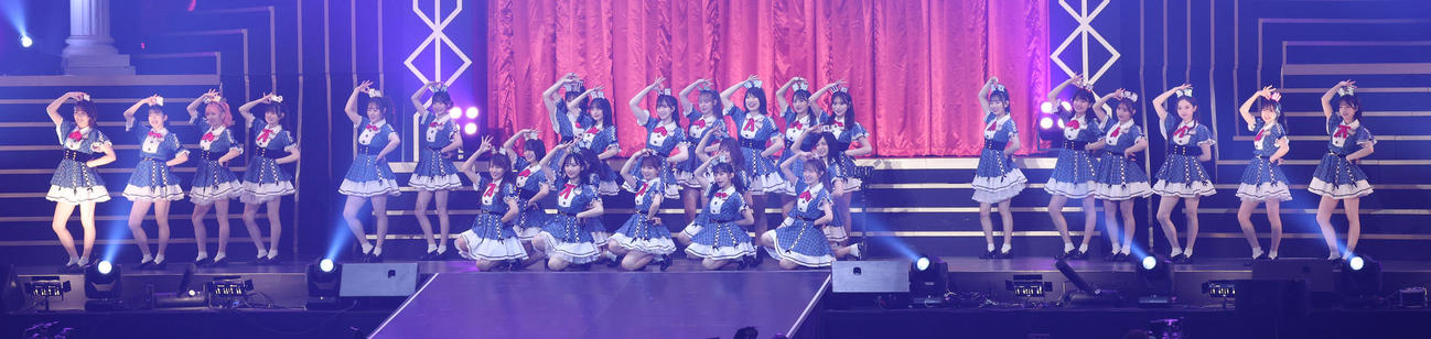 「春の総決算祭り　9年間のキセキ昼の部」で「47の素敵な街へ」を熱唱するAKB48チーム8（撮影・中島郁夫）