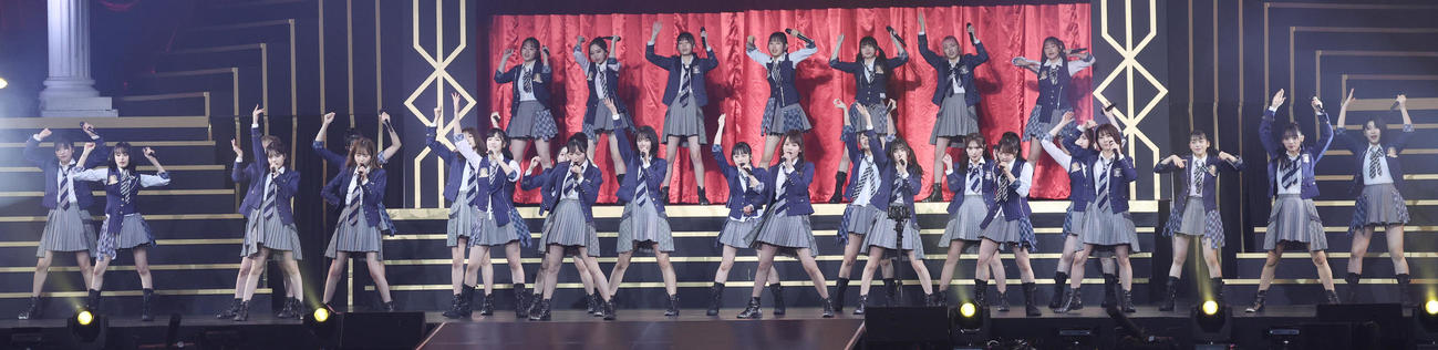 「春の総決算祭り　9年間のキセキ夜の部」で熱唱するAKB48チーム8（撮影・中島郁夫）