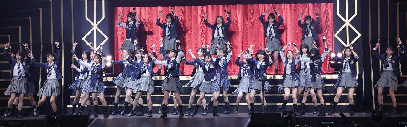 「春の総決算祭り　9年間のキセキ夜の部」で熱唱するAKB48チーム8（撮影・中島郁夫）