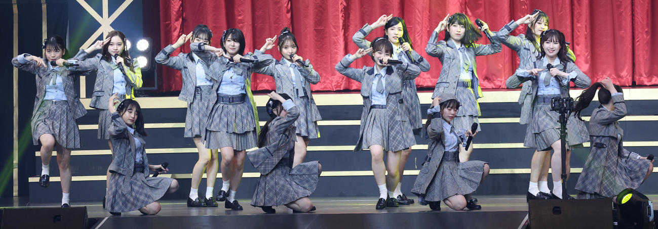 「春の総決算祭り　9年間のキセキ昼の部」で熱唱するAKB48チーム8（撮影・中島郁夫）