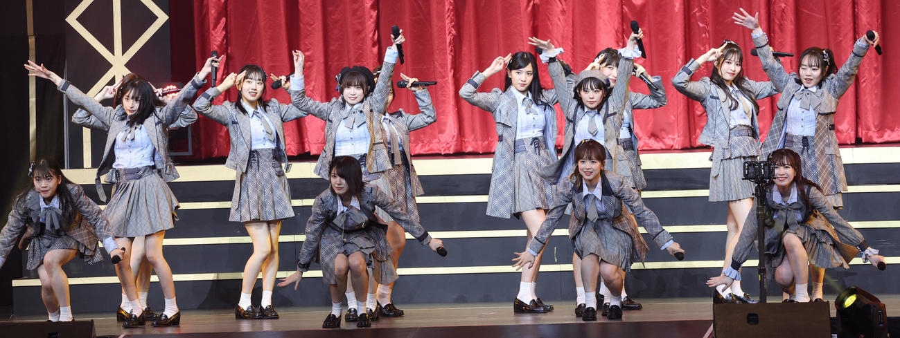 「春の総決算祭り　9年間のキセキ昼の部」で熱唱するAKB48チーム8（撮影・中島郁夫）