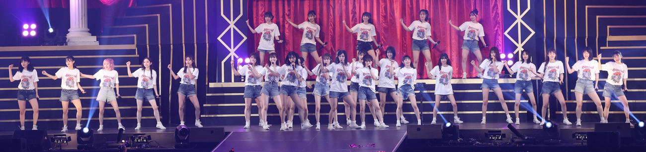 「春の総決算祭り　9年間のキセキ昼の部」で熱唱するAKB48チーム8（撮影・中島郁夫）