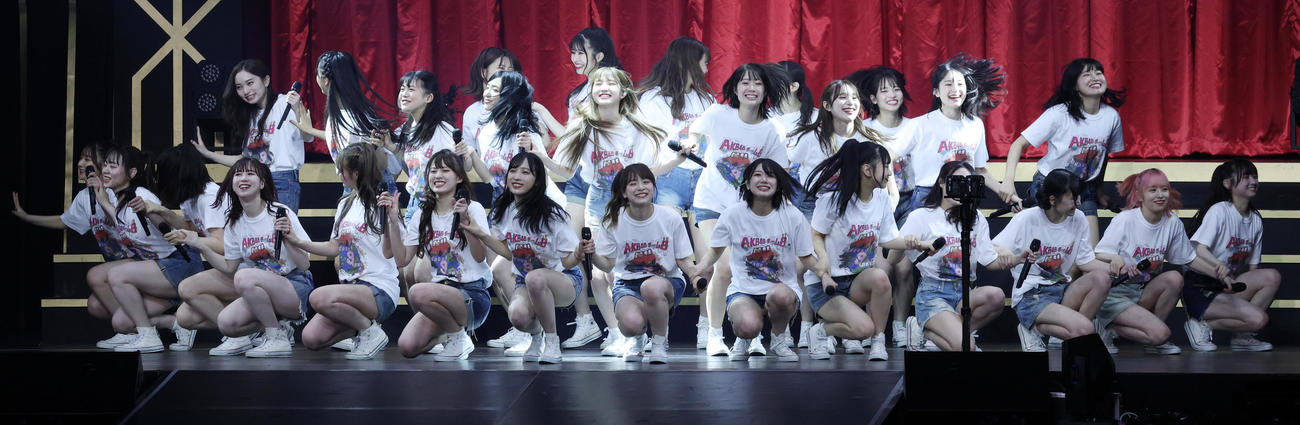 「春の総決算祭り　9年間のキセキ昼の部」で熱唱するAKB48チーム8（撮影・中島郁夫）