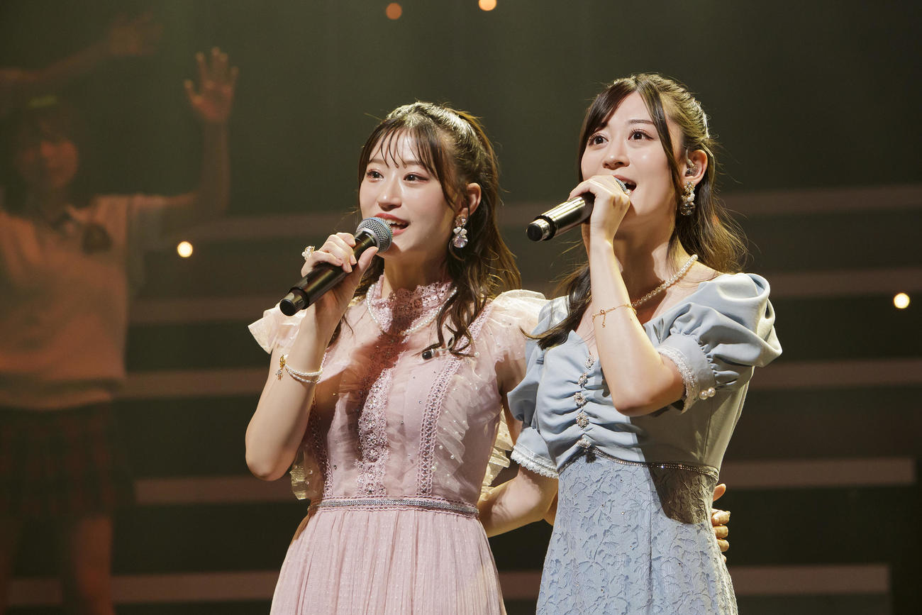 卒業した姉の上西恵（右）も登場し、妹怜とデュエット（C）NMB48