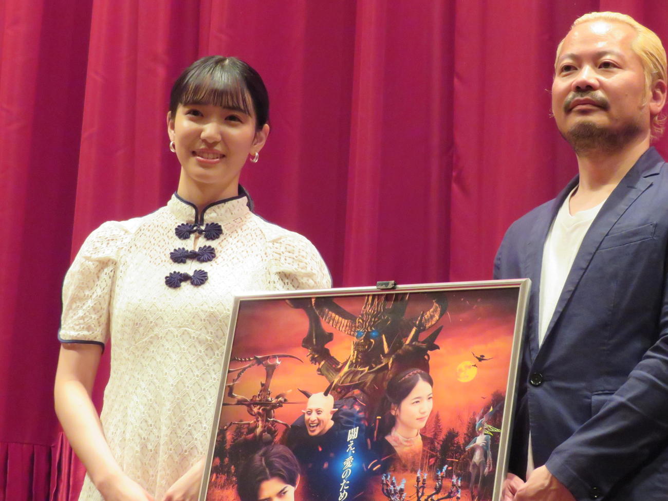 横浜国際映画祭で主演「美男ペコパンと悪魔」（松田圭太監督）の舞台あいさつに登壇したAKB48チーム8の下尾みうと松田圭太監督