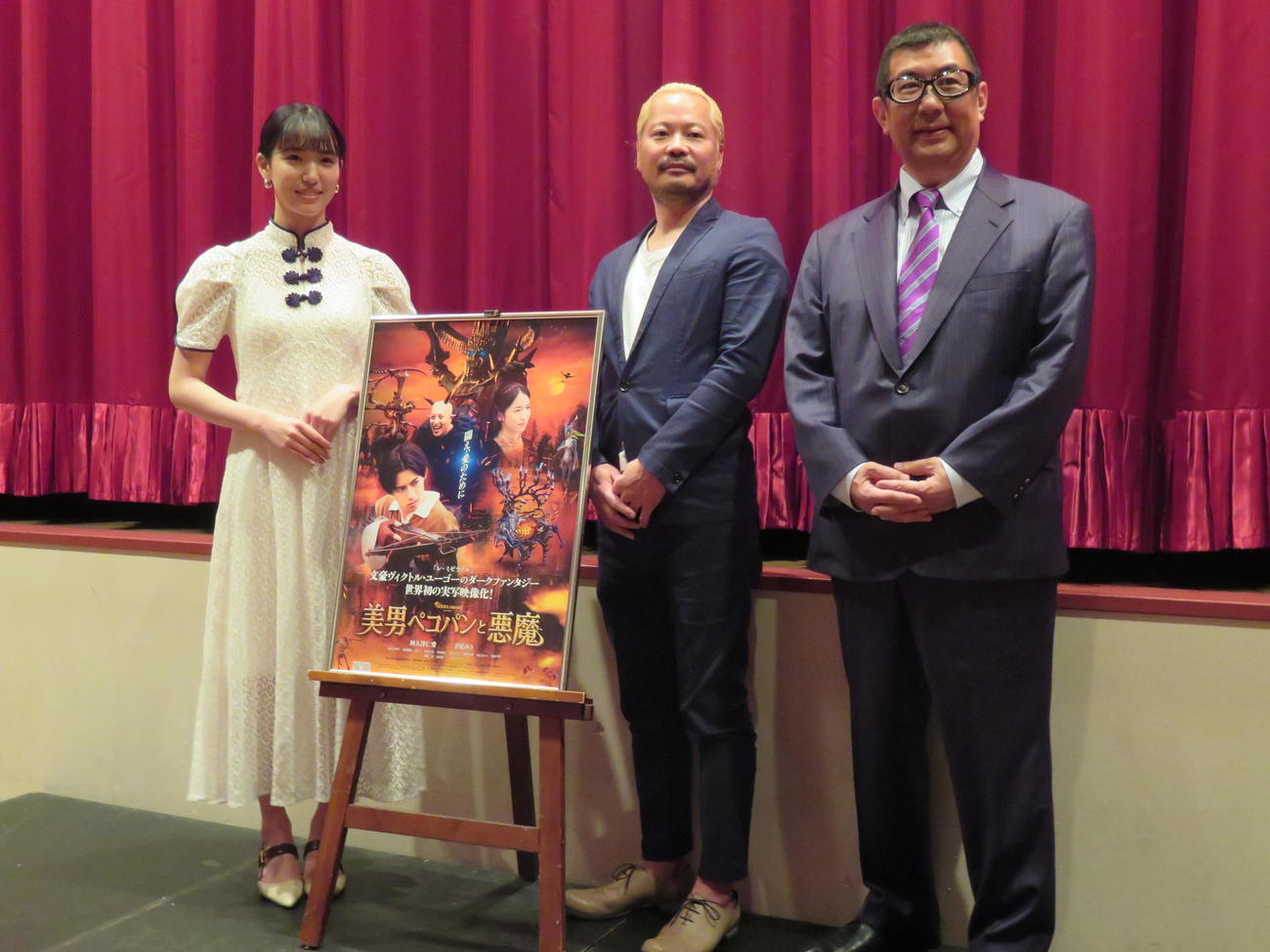横浜国際映画祭「美男ペコパンと悪魔」の舞台あいさつ。左からAKB48チーム8下尾みう、松田圭太監督、企画・制作総指揮の堀江圭馬氏
