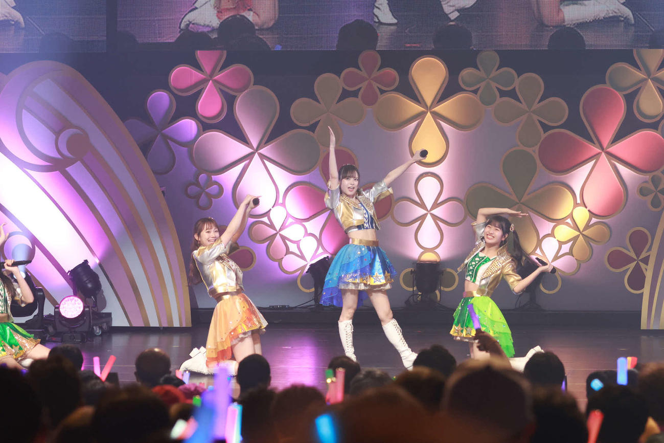 「SKE」ポーズを決めるSKE48チームSのメンバー（C）2023 Zest，Inc